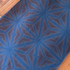 s227 【sato】 藍染 手染め 手ぬぐい ブラック地に ネイビー 麻の葉絞り✨️ 雪花絞り わび・さび 真っ黒 有松鳴海絞り と同技法 剣道にも 日本手拭い 魔除厄除け柄 古典柄 和モダン 太糸で丈夫な厚みの文さらし ハンドメイド タペストリー メンズ