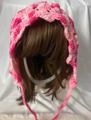 花のモチーフで作ったピンクのボンネット風ニット帽子 ※ハンドメイド