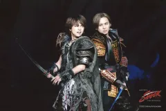 【中古】生写真(ジャニーズ) ジャニーズ/堂本光一・佐藤勝利/ライブフォト・横型・2Lサイズ/「Endless SHOCK / Endless SHOCK -Eternal-」ステージフォト