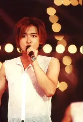 【中古】生写真(ジャニーズ) 嵐/大野智/ライブフォト・上半身・衣装白・左手マイク・目線左・枠無し/ジャニーズファミリークラブ生写真