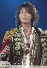 【中古】生写真(ジャニーズ) KAT-TUN/赤西仁/海賊風衣装黒、金/胸元にサングラス/目線左・背景青・johnny’s web/公式生写真