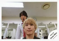 【中古】生写真(ジャニーズ) Snow Man/佐久間大介・宮舘涼太/横型・上半身・衣装白・黒・後ろに宮舘・口開き/スペシャルセルフィー企画 第4弾 Snow Man