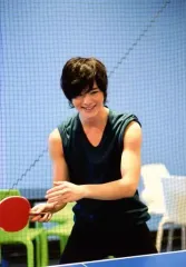 【中古】生写真(男性) 塩野瑛久/膝上・衣装緑・右手ラケット・左手曲げ・笑顔/公式生写真