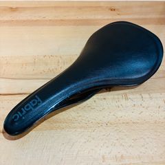 軽量チタン】Fabric Tri サドル 134mm ロード/TTに - メルカリ