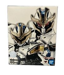 美品 BANDAI 仮面ライダーキバ S.H.Figuarts （真骨彫製法） 仮面ライダーイクサ セーブモード/バーストモード アクションフィギュア