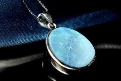 [1 점 물건] 실버 925 ☆ 유색 효과 AAA 프레셔스 오팔 16x13mm 리프 펜던트 톱 파워 스톤 천연석 _PD65