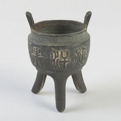 古銅製 三足鼎 香炉 金属工芸 饕餮文 - メルカリ