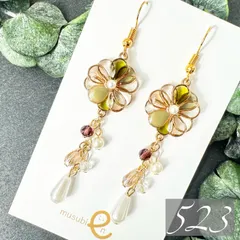 新作【523】フラワー キャンディ 緑 グリーン 抹茶色 春 ハンドメイド ピアス イヤリング 揺れる キラキラ 華奢 大人可愛い マーガレット ヒナギク 雛菊 デイジー ステンドグラス風 昭和レトロ