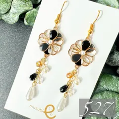 新作【527】フラワー キャンディ 黒 ブラック 春 ハンドメイド ピアス イヤリング 揺れる キラキラ 華奢 大人可愛い マーガレット ヒナギク 雛菊 デイジー ステンドグラス風 昭和レトロ