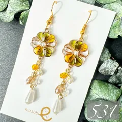 新作【531】フラワー キャンディ 緑 黄色 グリーン イエロー 春 ハンドメイド ピアス イヤリング 揺れる キラキラ 華奢 大人可愛い マーガレット ヒナギク 雛菊 デイジー ステンドグラス風 昭和レトロ