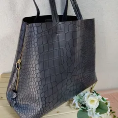 新品未使用✨️グレークロコダイル型押の形の変えられるチャコールグレートートバッグでオールシーズン使用可能　素敵なバッグです✨️
