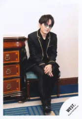 【中古】生写真(STARTO) WEST./神山智洋/全身/アルバム「A.H.O. -Audio Hang Out-」MV＆ジャケ写オフショット/公式生写真