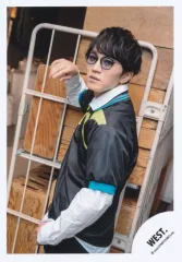 【中古】生写真(STARTO) WEST./神山智洋/上半身/「WEST. LIVE TOUR 2025 A.H.O. -Audio Hang Out-」グッズオフショット/公式生写真