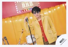 【中古】生写真(STARTO) WEST./神山智洋/横型・膝上/「WEST. LIVE TOUR 2025 A.H.O. -Audio Hang Out-」グッズオフショット/公式生写真