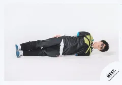 【中古】生写真(STARTO) WEST./神山智洋/横型・全身/「WEST. LIVE TOUR 2025 A.H.O. -Audio Hang Out-」グッズオフショット/公式生写真