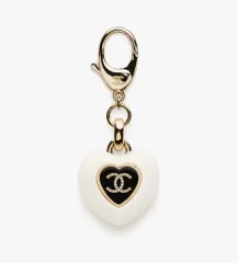 (定価以下) CHANEL 25B ロゴ ハート キーホルダー