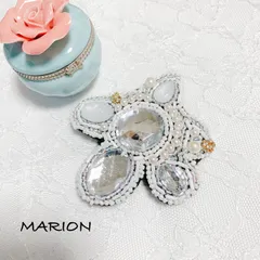 一輪の花ブローチ ＊ ホワイト　ハンドメイド