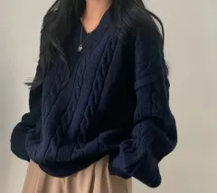 Vネック ルーズフィット ケーブル編み ニット