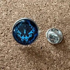 p266 【ヴィンテージ・エレガンス】ミッドナイトブルー 紋章デザイン　ダマスク柄ピンバッジ　ラペルピン