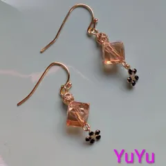 大人可愛いスクエアビーズと小花のピアス