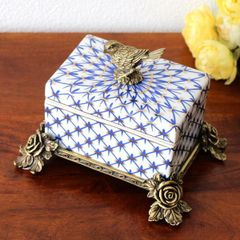 小物入れ 陶器 ふた付き シノワズリ アンティーク おしゃれ 脚付き 鳥モチーフ 卓上収納 蓋付き バラ 真鍮装飾 ゴールド 金古美 高級感 エレガント インテリア リビング 玄関 四角 収納ケース 雑貨 置物 オブジェ シノワズリ 陶器の小物入れ 網目バード