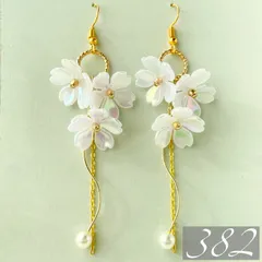 【382】ハンドメイド ピアス イヤリング 春物 桜 フラワー 花びら ホワイト