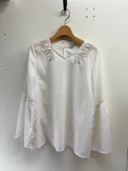 刺繍入りホワイトフレアスリーブシャツ