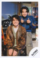 【中古】生写真(STARTO) SixTONES/松村北斗・森本慎太郎/膝上/アルバム「GOLD」MV＆ジャケ写オフショット/公式生写真