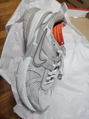 ナイキ ウィメンズ V2K ラン ライト ボーン 250mm 新品