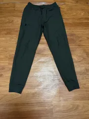 32 アンダーアーマー ジョガーパンツ