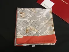 ■新品同様■ Salvatore Ferragamo フェラガモ シルク フィッシュ 魚 大判 スカーフ ストール レッド系×アイボリー系 BN8911のサムネイル
