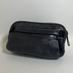美品 コーチ ボディバッグ 斜め掛け可能 多機能 レザー本革 黒 ロゴ 