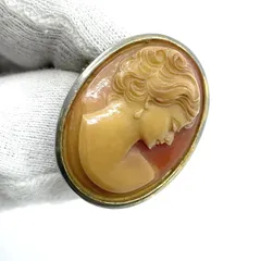 シェルカメオデザイン　ブローチ　ペンダントトップ　縁ゴールド　ヴィンテージ　女性 H3.2　W2.5