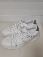 スタッズ 白 スニーカー 240 (ヴァレンティノ風 コーデ スポーツスニーカー)