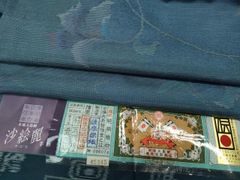 着物反物 本草木藍染 孔雀羽柄紺色 正絹 - メルカリ