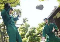 【中古】生写真(男性) 渡辺和貴(潮江文次郎)・林明寛(七松小平太)/横型・膝上・衣装緑・両手パー・背景野外・キャラクターショット/ミュージカル「忍たま乱太郎」第四弾 「最恐計画を暴き出せ!!」