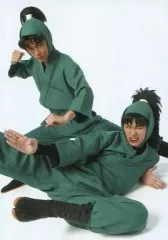 【中古】生写真(男性) 渡辺和貴(潮江文次郎)・林明寛(七松小平太)/全身・衣装緑・座り・背景白・キャラクターショット/ミュージカル「忍たま乱太郎」第四弾 「最恐計画を暴き出せ!!」