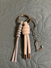 【Happiness....☻様専用】ノットデザイン レザー調コード キーホルダー バッグチャーム （ギフト / ペア / 推し活に）アイボリー×パールグレー