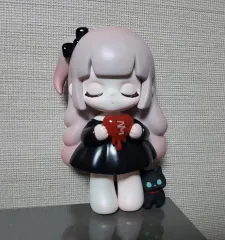 （3/6まで割引）少女キャラクターぬいぐるみ フィギュア + 黒猫