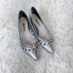DIANA　ダイアナ　パンプス　シルバー　23.5　くり抜き　幾何学　ポイント