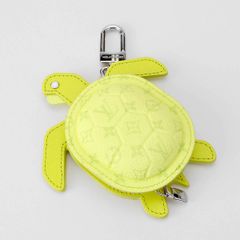 ルイヴィトン タートル キーホルダー 亀 - メルカリ
