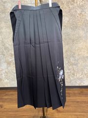 超美品】黒花柄刺繍プリーツ袴と紫帯 卒業式 - メルカリ