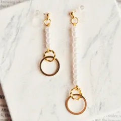 ハンドメイド  揺れるパールとゴールドフープのアシンメトリーな樹脂ノンホールピアス