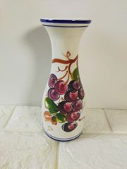 ぶどう装飾の陶器花瓶 - メルカリ