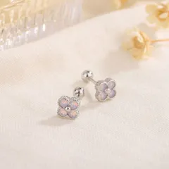 四つ葉 クローバーモチーフ オーロラカラー シルバーピアス  両耳用 小ぶり 小さめ ミニピアス シンプル 大人かわいい きれいめ 清楚 デイリー使い 韓国アクセ