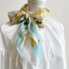 美品✨BILL BLASS ビルブラス 大判スカーフ シルク100% チェーン・コイン柄 ゴールド×ライトブルー シアー 透け感あり