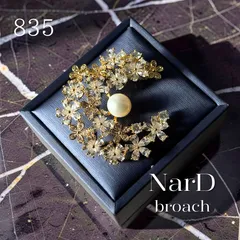 ムーンシェイプのフラワーブローチ　小花 淡水パール 月 ハーフリース CZ キュービックジルコニア お花 かわいい キラキラ フォーマル 新品 高級感 大人 上品 贈り物 プレゼント ギフト 女性 お呼ばれ 入学式 卒業式 発表会 結婚式 ゴールド NerD