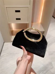 バッグ レディース ドレスバッグ 1個 ヴィンテージブラック ベルベットクラッチバッグ、ヨーロッパ&アメリカンファッション メタルデコレーション ミニボックス パーティーハンドバッグ、高級輝くメタルバーアクセント