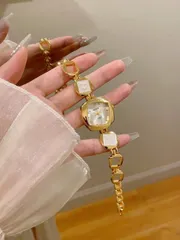 腕時計 レディース クォーツ 1個 レディース ゴールドトーン合金 非対称ブレスレット 腕時計、ファッション アラビア数字ダイヤル、クォーツムーブメント、調整可能なストラップ、デイリーウェアやホリデーギフトに適して