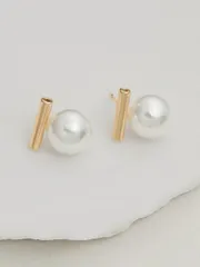 ジュエリー レディース イヤーアクセサリー 1ペア 繊細なフェイクパールスタッドピアス、ミニマリストデザインのピアス、エレガントな自然をイメージしたスタイル クリスマスギフト